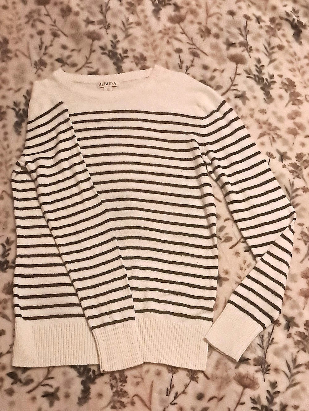 Merona Striped Crew Neck Sweater in White & Navy Blue Size XS